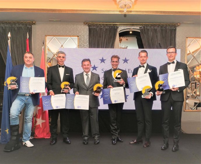 Los Premiados posan con sus galardones