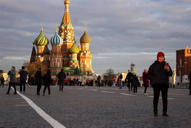 Personas paseando en la plaza Roja de Moscú, con la catedral de San Basilio de fondo