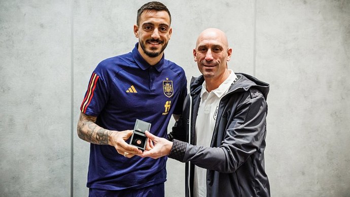 Joselu recibe la insignia conmemorativa de su debut con la selección española de manos del presidente de la Real Federación Española de Fútbol, Luis Rubiales
