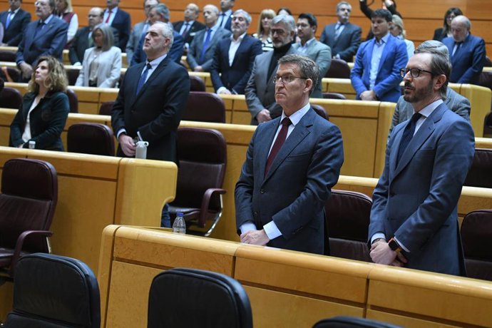 El líder del Partido Popular, Alberto Núñez Feijóo (2d), y el portavoz del PP en el Senado, Javier Maroto (d), durante una sesión de control al Gobierno en el Senado, a 7 de marzo de 2023, en Madrid (España). Durante el pleno, el Partido Popular ha pres