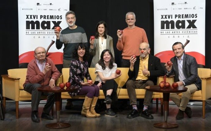 Encuentro con los finalistas valencianos en los Premios Max. De izquierda a derecha, de pie: Sergio Caballero, Paula Llorens y Jesús Muñoz.Sentados: Rodolf Sirera, Desirée Belmonte, Pau Pons, Sergio Claramunt y Álvaro Oltra