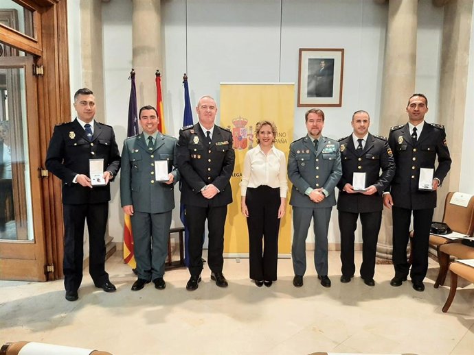 La delegada del Gobierno en Baleares, Aina Calvo, ha entregado este martes la Medalla al Mérito de Protección Civil a tres policías nacionales y a un teniente de Guardia Civil.