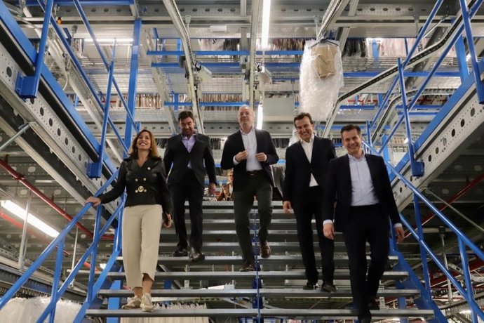 El alcalde de Zaragoza, Jorge Azcón, acompañado por la consejera municipal de Servicios Públicos, Natalia Chueca, ha visitado este martes las obras de ampliación de la Plataforma Europa Inditex