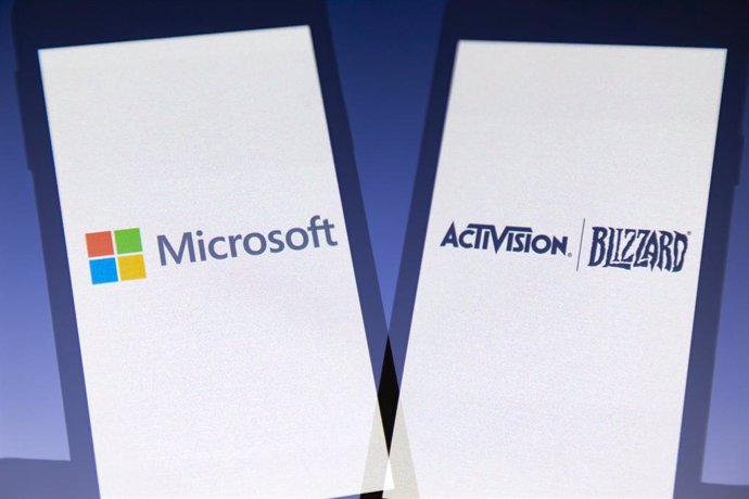 Archivo - The logos of American multinational technology corporation Microsoft and Video game company Activision Blizzard 
