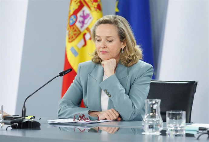 La vicepresidenta primera y ministra de Asuntos Económicos y Transformación Digital, Nadia Calviño, durante una rueda de prensa posterior a la reunión del Consejo de Ministros, en el Palacio de la Moncloa, a 28 de marzo de 2023, en Madrid (España). El C