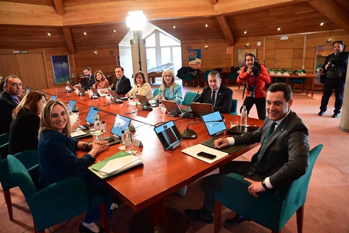 El presidente de la Junta de Andalucía, Juanma Moreno, (c) preside la reunión durante el Consejo de Gobierno de la Junta de Andalucía en Sierra Nevada, a 28 de marzo de 2023 en Granada (Andalucía, España)