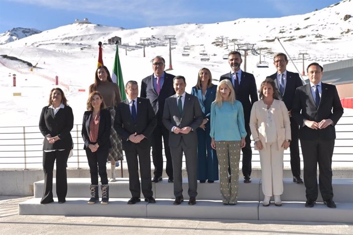 El presidente de la Junta de Andalucía, Juanma Moreno, (c) preside la foto de familia del Consejo de Gobierno de la Junta de Andalucía en Sierra Nevada, a 28 de marzo de 2023 en Granada (Andalucía, España)