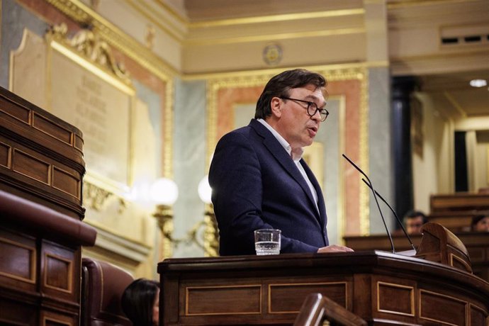 El portavoz de Teruel Existe en el Congreso, Tomás Guitarte