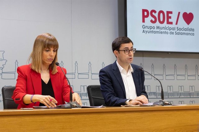 El portavoz del PSOE, José Luis Mateos, y la concejala socialista María Sánchez en rueda de prensa.