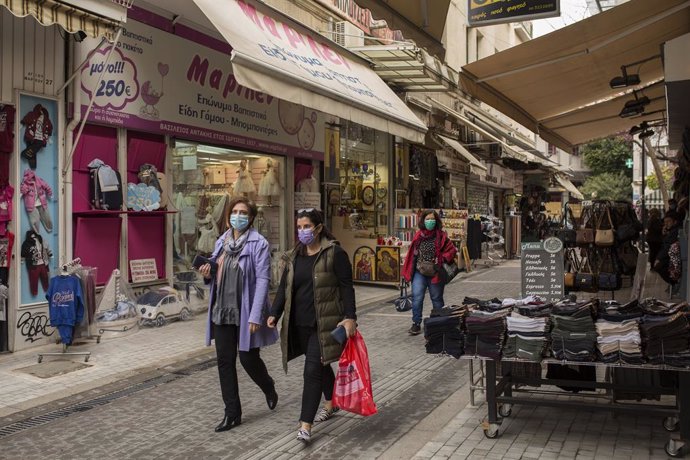 Archivo - 05 April 2021, Greece, Athens: Two women walk down a shopping street as Greece relaxes some of its coronavirus restrictions. Photo: Socrates Baltagiannis/dpa - ATTENTION: editorial use only in connection with the latest coverage about (the tra