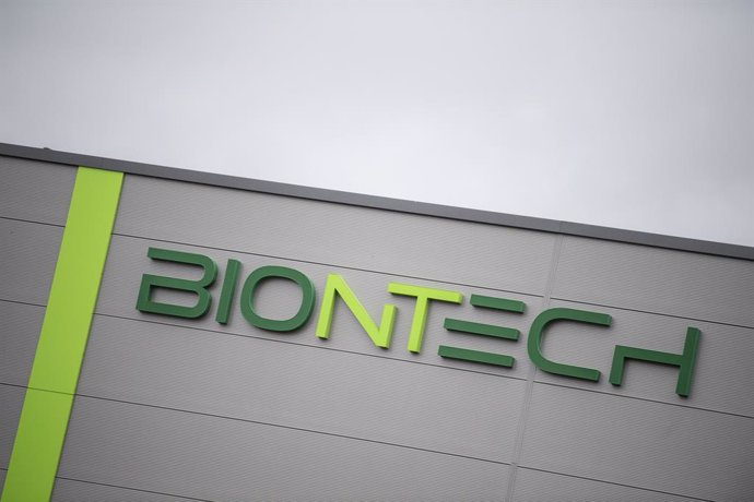 Archivo - FILED - 12 January 2021, Rhineland-Palatinate, Mainz: The logo and lettering of the Biontech company are on the facade of a new building in an industrial park in Mainz. The Mainz-based pharmaceutical company Biontech wants to set up a research