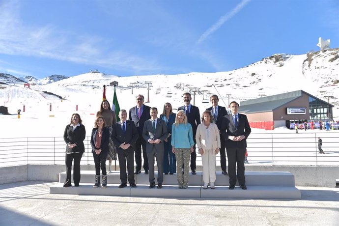 El presidente de la Junta de Andalucía, Juanma Moreno, (c) preside la foto de familia del Consejo de Gobierno de la Junta de Andalucía en Sierra Nevada, a 28 de marzo de 2023 en Granada (Andalucía, España)