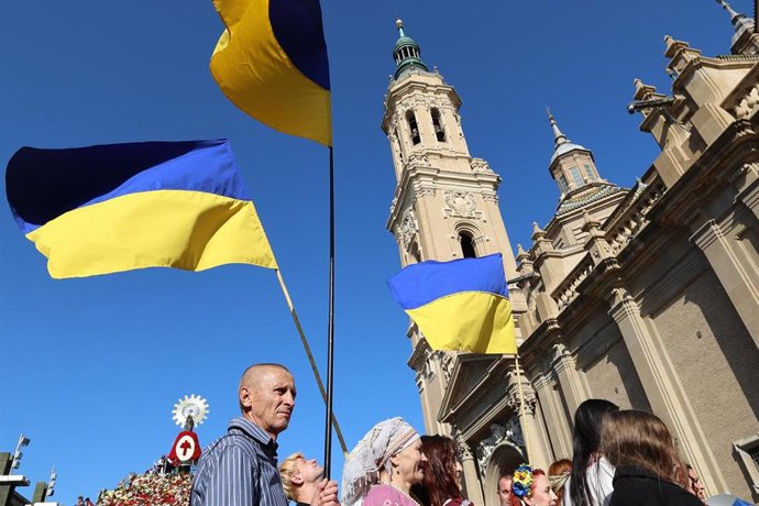 Archivo - Varias banderas de Ucrania durante la ofrenda floral a la Virgen del Pilar 