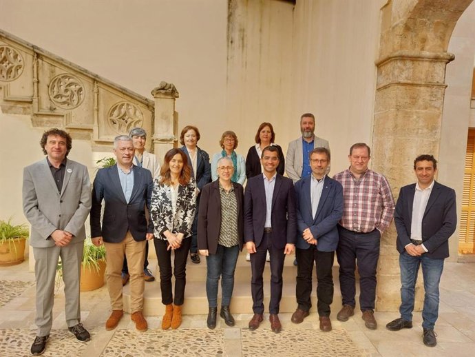 Els membres de la comissió de seguiment del Protocol de collaboració en matria de política lingüística, format pels mxims responsables dels governs de Balears, Valncia, Catalunya, País Basc, Navarra i Galícia