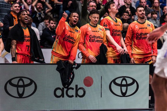 Archivo - Jugadores del Valencia Basket celebran una canasta, en la Copa del Rey de 2023, celebrada en Badalona. 