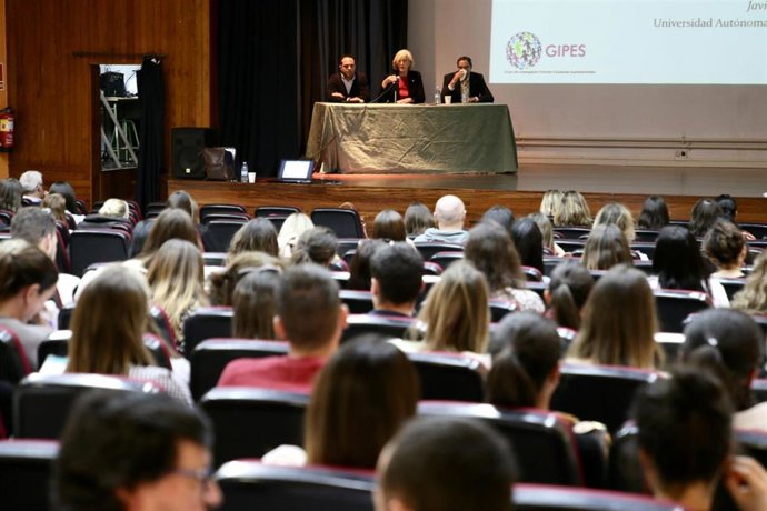La consejera de Educación y FP, Marina Lombó, clausura el curso de formación de maestros en prácticas