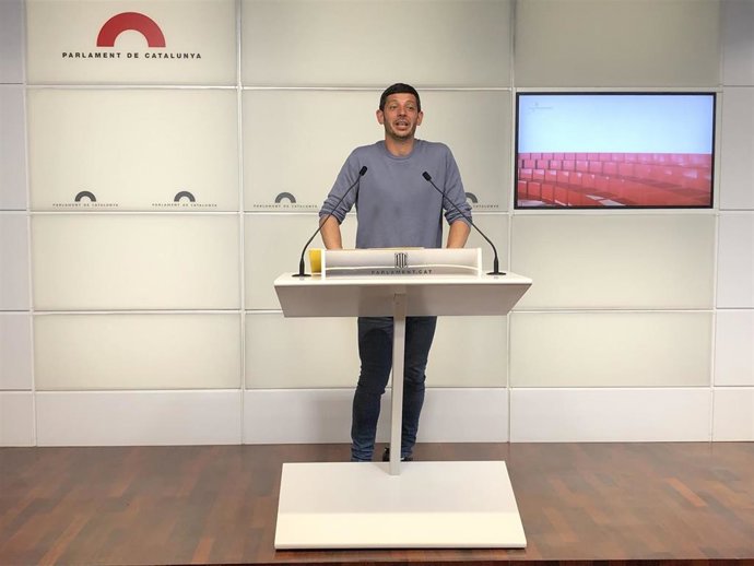 El diputado de la CUP Xavier Pellicer en una rueda de prensa en el Parlament.