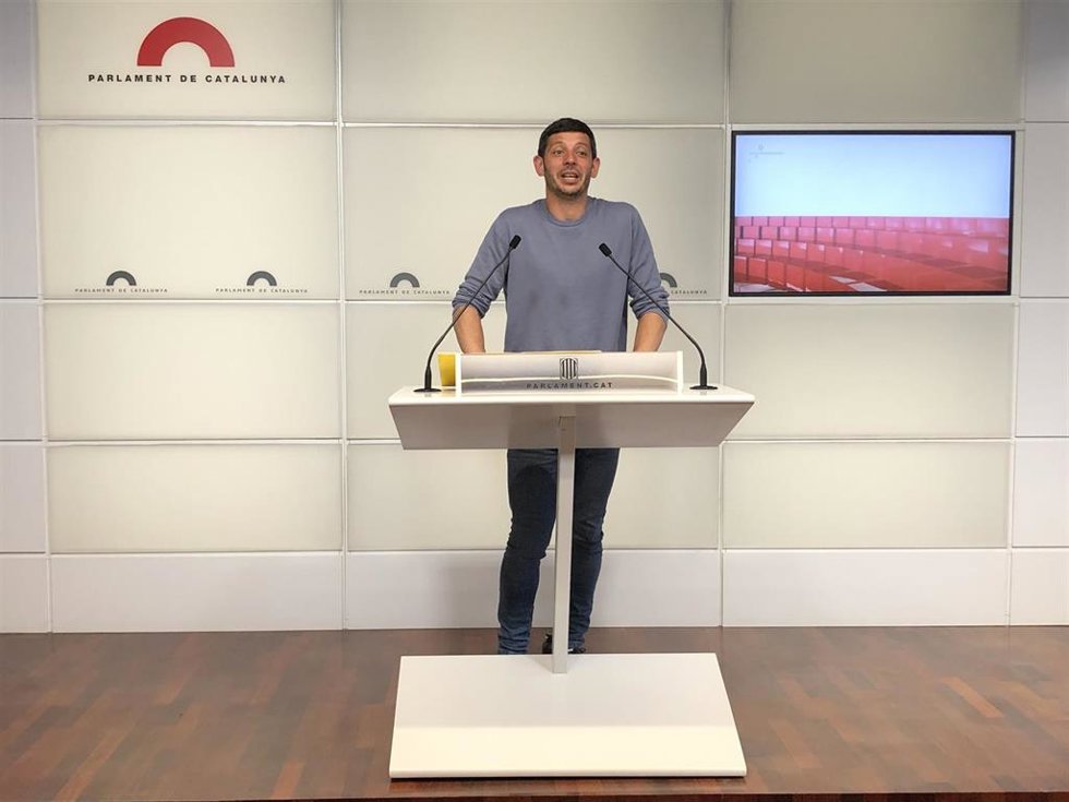 El diputado de la CUP Xavier Pellicer en una rueda de prensa en el Parlament.