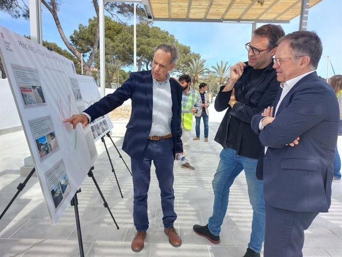El conseller de Movilidad y Vivienda, Josep Marí, y el alcalde de Manacor, Miquel Oliver, durante la visita a las obras destinadas a la mejora de las instalaciones y servicios del puerto de Porto Cristo