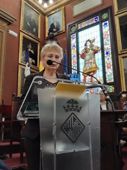 La Defensora de la Ciudadanía de Palma, Anna Moilanen, en el salón de plenos de Cort.