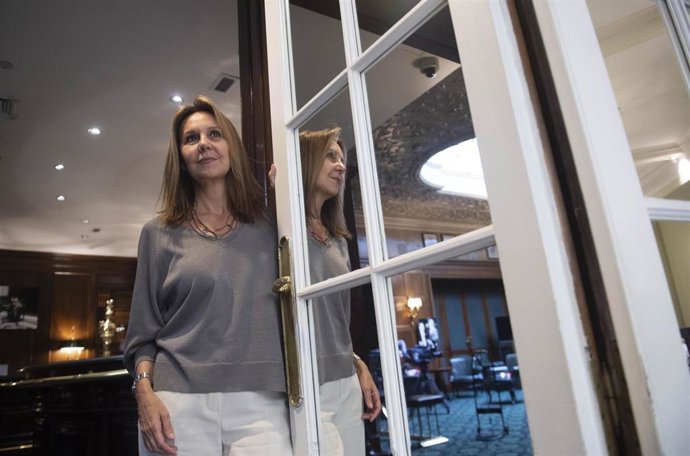 Archivo - La escritora María Dueñas, durante una entrevista para Europa Press