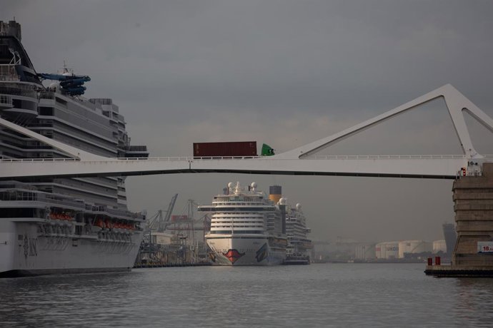 Archivo - Un crucero llega al Puerto de Barcelona.