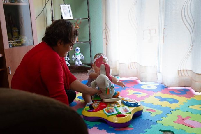 Raquel cobra 500 y no encuentra ningún piso en Valencia para ella y sus dos hijos que pueda pagar con su sueldo