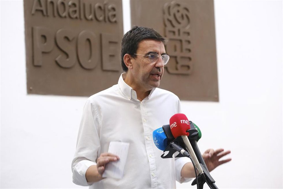 Archivo - El parlamentario del PSOE-A Mario Jiménez, en rueda de prensa en una foto de archivo.