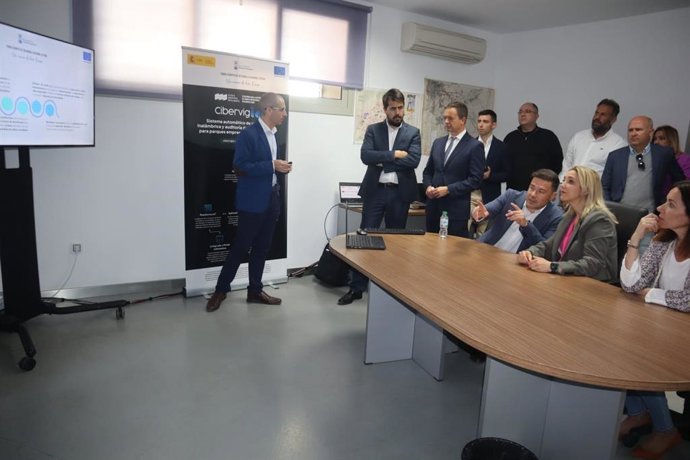 La alcaldesa de Alcalá de Guadaíra asiste al estreno de cámaras de vigilancia en los parques empresariales.