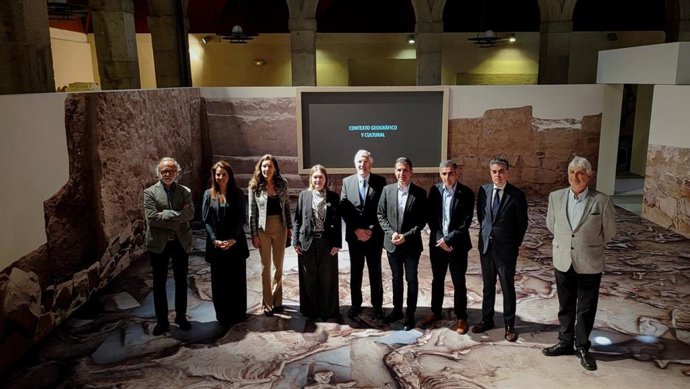 La consejera de Cultura de la Comunidad de Madrid, Marta Rivera de la Cruz, y el alcalde complutense, Javier Rodríguez Palacios, asistieron a la inauguración de Los últimos días de Tarteso.