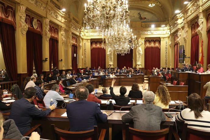 Archivo - Diputados del Parlament balear, durante una votación.