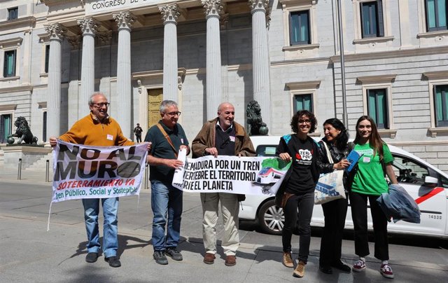 Un grupo de ecologistas protestan frente al Congreso de los Diputados