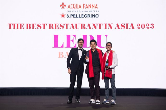 Le Du celebrates the restaurant's No.1 win at the Asias 50 Best Restaurants 2023 awards ceremony, sponsored by S.Pellegrino & Acqua Panna, live in Singapore (PRNewsfoto/50 Best)
