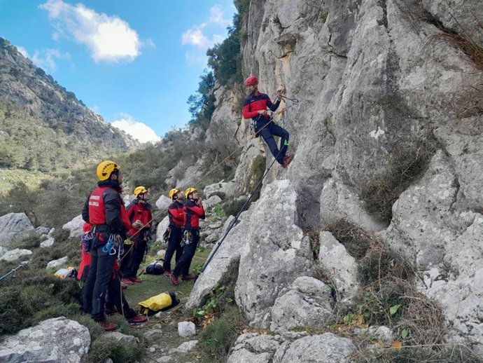 El Grupo de Rescate de Montaña de Bomberos de Mallorca realiza una jornada de formación en Tossals Verds.