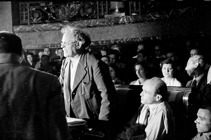 Archivo - Arxiu - L'exposició 'Miguel Hernández. El poeta necessari', que s'exhibir del 31 de mar fins al 30 de juny en Las Atarazanas, ha tret a la llum dos fotografies indites del poeta oriol en la ciutat de Valncia en 1937.