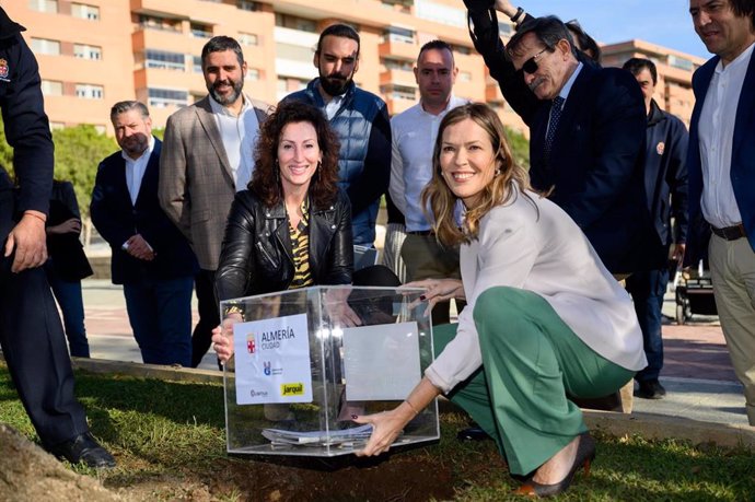 La alcaldesa, María del Mar Vázquez, coloca la primera piedra del parque de La Goleta, en Almería