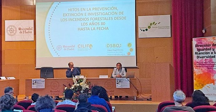El salón de grados de la Facultad de Ciencias Experimentales de la Universidad de Huelva, en el Campus de El Carmen, ha acogido el seminario sobre la aportación investigadora de la Universidad de Huelva al Proyecto Cilifo.