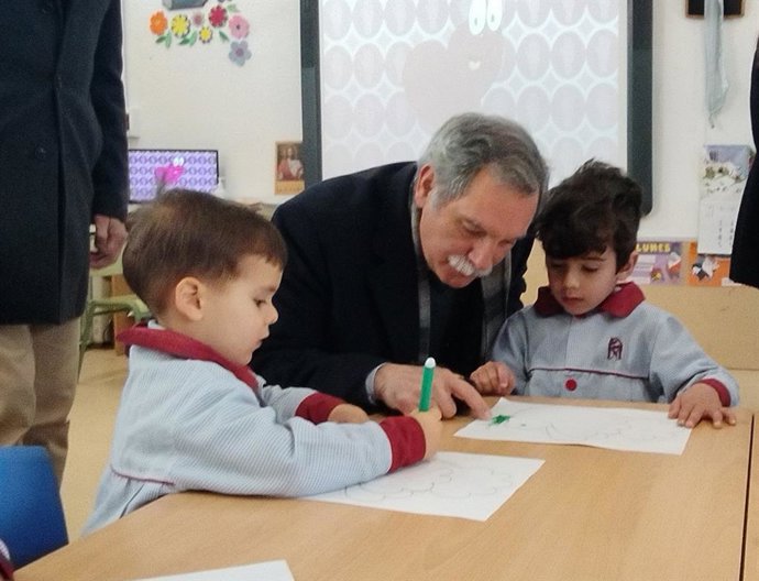 El delegado territorial de Desarrollo Educativo y Formación Profesional de la Junta en Córdoba, José Francisco Viso, junto a dos escolares.