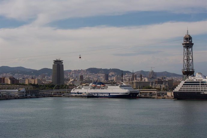 Archivo - Un crucero en la terminal de cruceros del Puerto de Barcelona, visto desde el Puente de la Puerta de Europa, a 30 de mayo de 2022, en Barcelona, Cataluña (España).