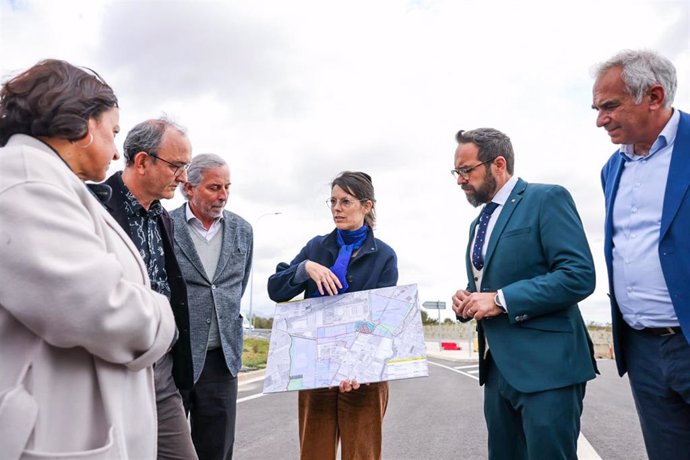 Juli Fernndez junto a la directora de Incasl, Maria Sisternas, en una visita a los terrenos que se urbanizarán con suelo industrial en Valls (Tarragona).