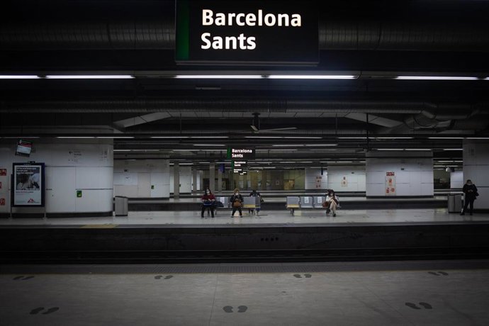 Archivo - Pasajeros esperando un tren en la estación de Sants de Barcelona.