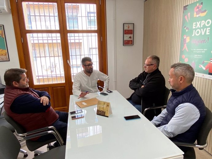 El regidor de Cultura Festiva de l'Ajuntament de Valncia, Pere Fuset, es reuneix amb representants de la Interagrupació de Falles de Valncia