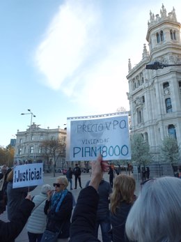 Archivo - Protesta de los vecinos del Plan 18.000 ante el Palacio de Cibeles