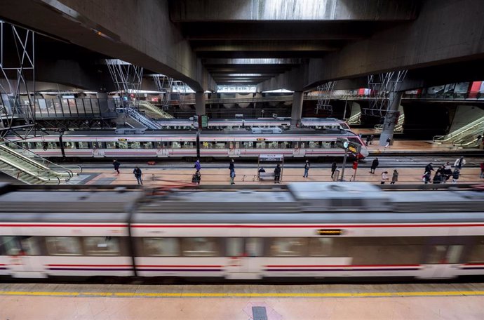 Archivo - Un tren de Cercanías en la estación Puerta de Atocha-Almudena Grandes.