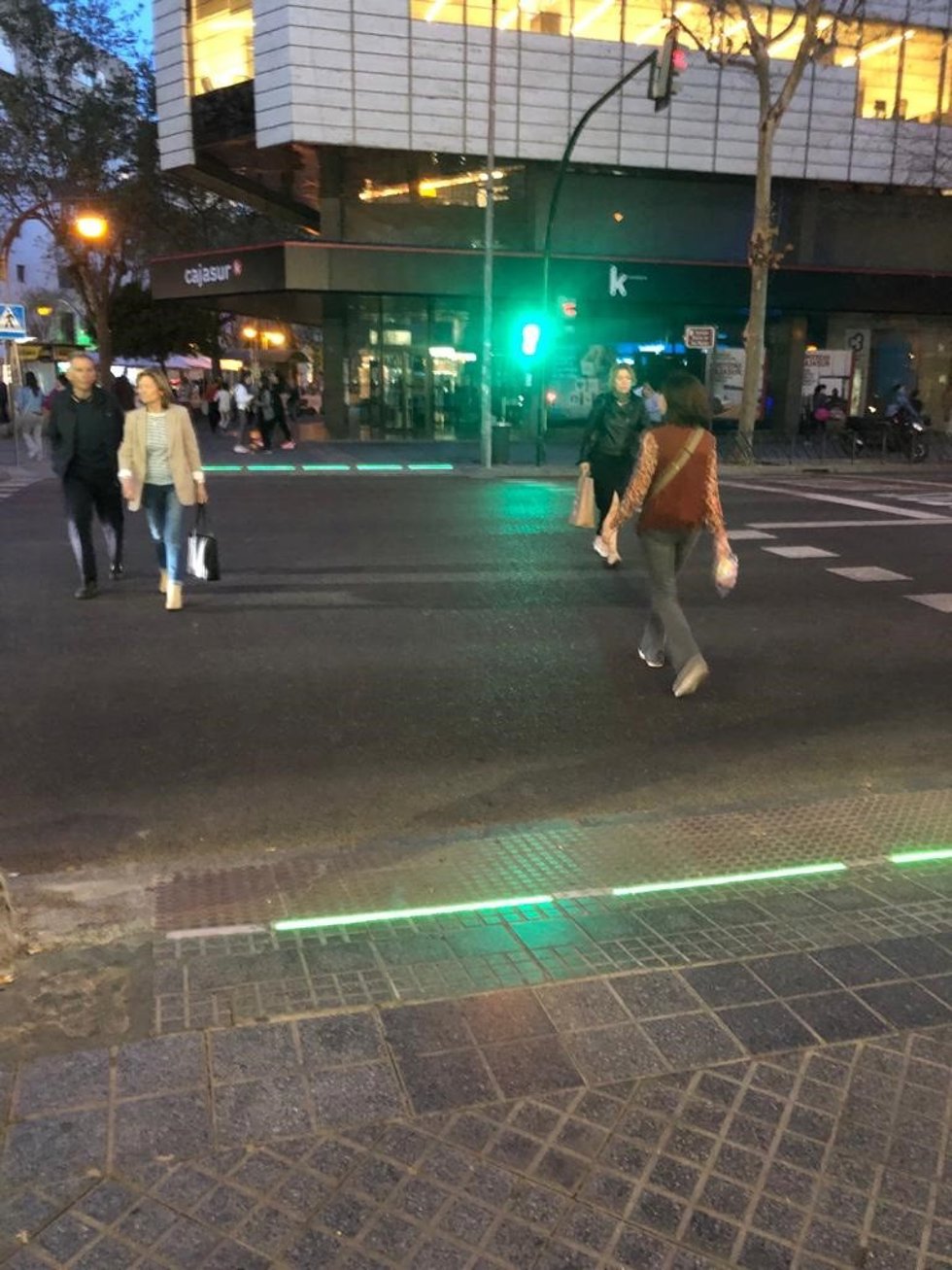 Prueba piloto con iluminación LED para personas con discapacidad visual y cognitiva en el paso de peatones de Ronda de los Tejares, a la altura de El Corte Inglés.