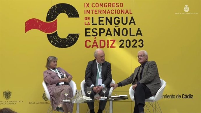 Santiago Muñoz Machado, director de la RAE; Teresa Cabré, presidenta del Institut d'Estudis Catalans, y Víctor Freixanes, presidente de la Real Academia Galega, en un encuentro en el Congreso Internacional de la Lengua Española en Cádiz