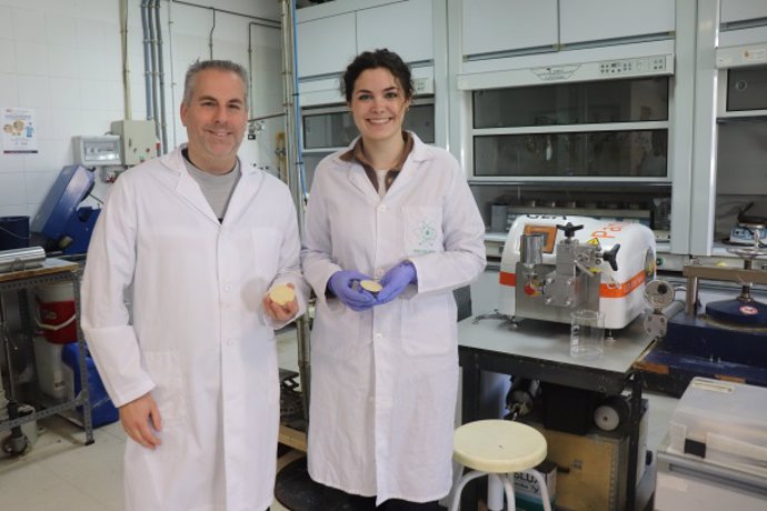El investigador Luis Serrano y la investigadora Esther Rincón enseñando las almohadillas diseñadas.