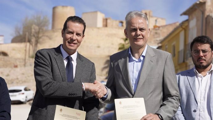 El conseller d'Habitatge, Héctor Illueca, i l'alcalde d'Elda, Rubén Alfaro,firmanun protocol pel qual es comprometen a regenerar el casc antic d'Elda mitjanant la urbanització de la zona de l'entorn del castell per a obtindre vivendes socials