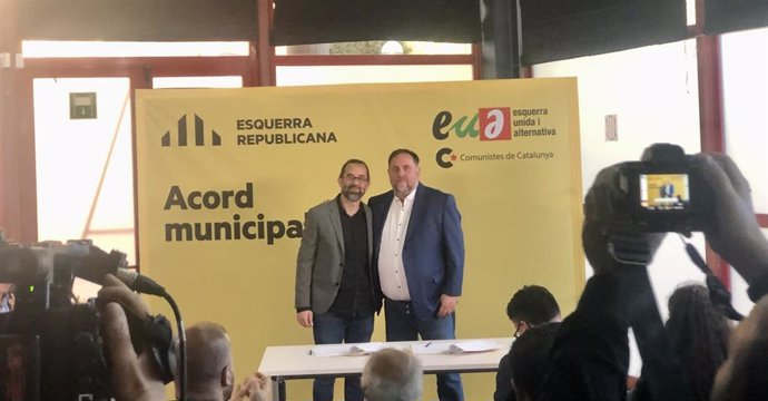 El presidente de ERC, Oriol Junqueras, y el co-coordinador general de EUiA y secretario general de Comunistes, Hector Sánchez