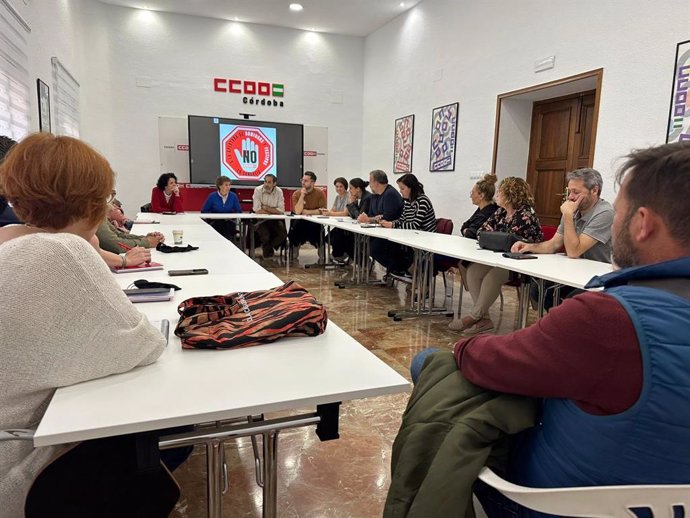 El candidato de Hacemos Córdoba a la Alcaldía de la ciudad, Juan Hidalgo, y miembros de la candidatura, en el encuentro con representantes del comercio del sindicato CCOO.